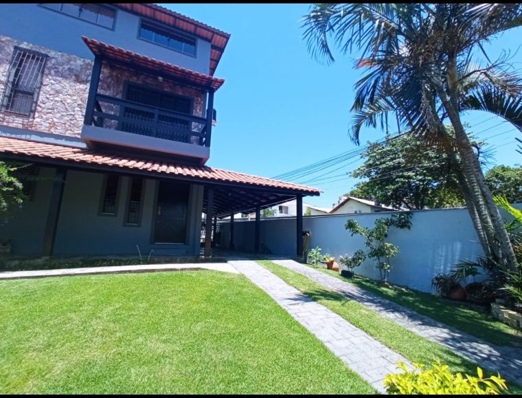 Casa no Bairro Cacupé em Florianópolis com 3 Dormitórios (1 suíte) - C160