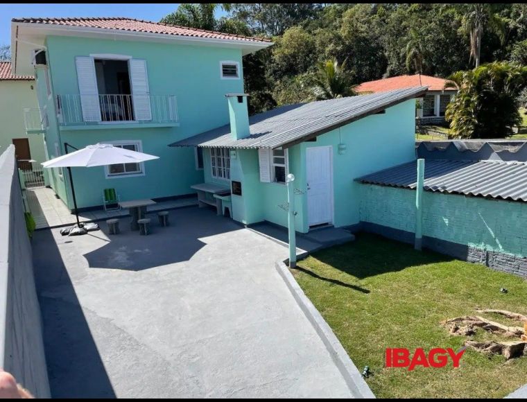 Casa no Bairro Cacupé em Florianópolis com 3 Dormitórios (1 suíte) e 200 m² - 121906