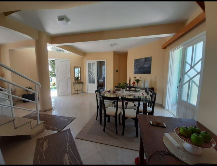 Casa no Bairro Campeche em Florianópolis com 4 Dormitórios (1 suíte) - RMX132