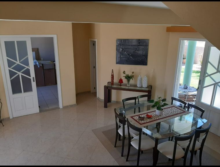 Casa no Bairro Campeche em Florianópolis com 4 Dormitórios (1 suíte) - RMX132