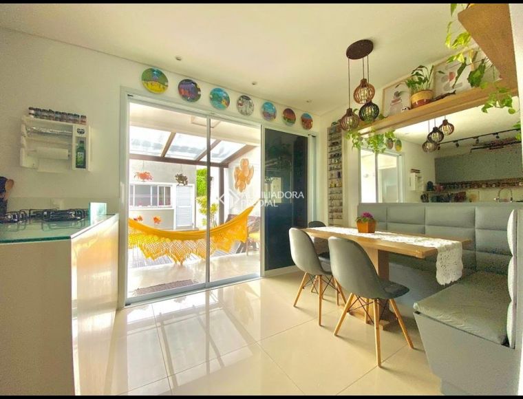 Casa no Bairro Campeche em Florianópolis com 4 Dormitórios (4 suítes) - 415035