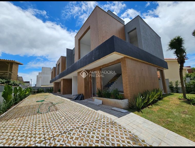 Casa no Bairro Campeche em Florianópolis com 3 Dormitórios (1 suíte) - 385963