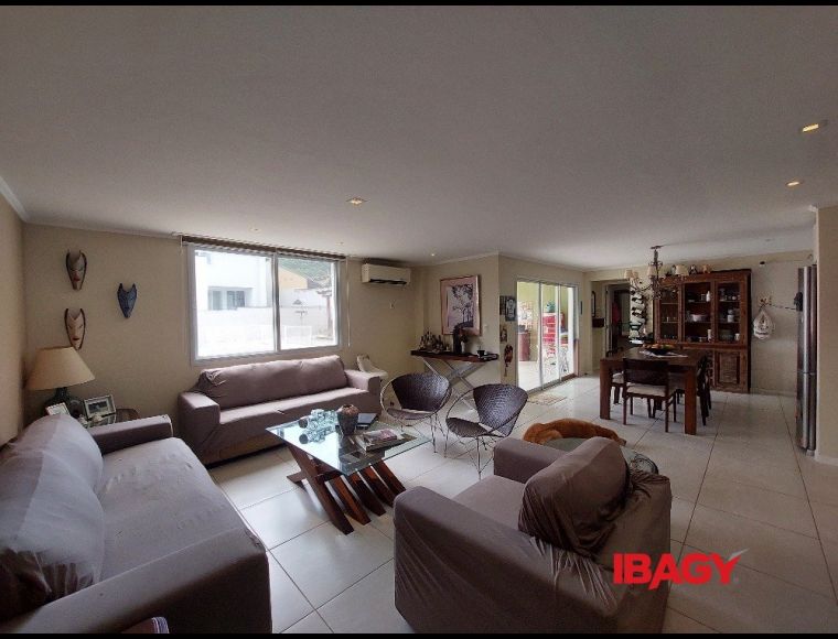 Casa no Bairro Campeche em Florianópolis com 3 Dormitórios (3 suítes) e 310 m² - 122248
