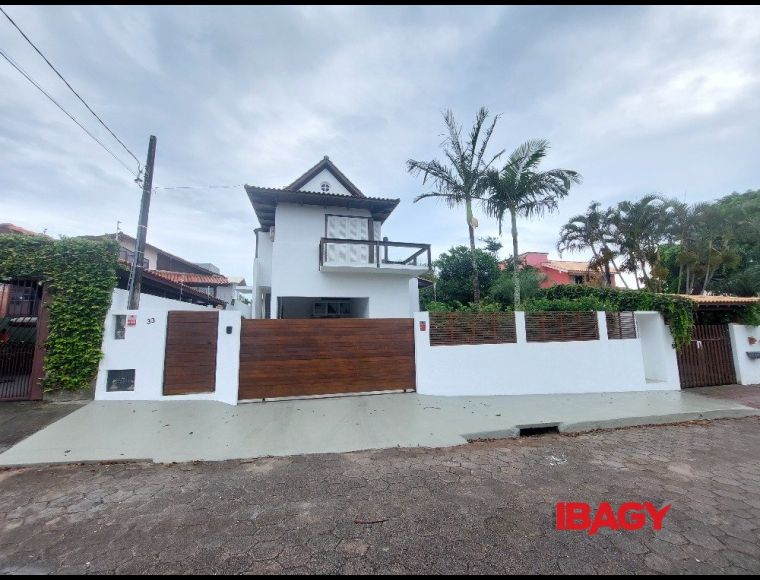 Casa no Bairro Campeche em Florianópolis com 3 Dormitórios (3 suítes) e 240 m² - 122573