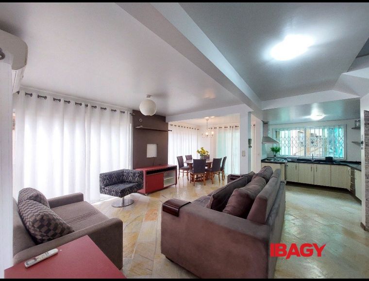 Casa no Bairro Campeche em Florianópolis com 5 Dormitórios (1 suíte) e 270 m² - 123276