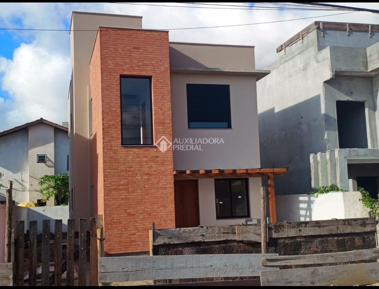 Casa no Bairro Campeche em Florianópolis com 3 Dormitórios (1 suíte) - 470135