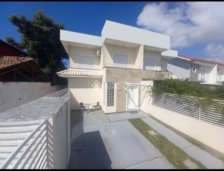 Casa no Bairro Campeche em Florianópolis com 3 Dormitórios (1 suíte) - 473801