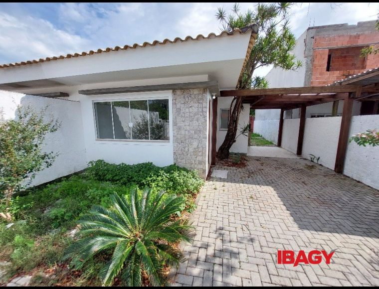Casa no Bairro Campeche em Florianópolis com 2 Dormitórios (1 suíte) e 65 m² - 123677