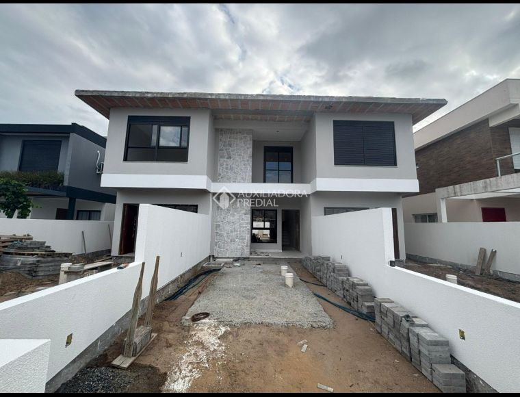 Casa no Bairro Campeche em Florianópolis com 3 Dormitórios (1 suíte) - 655906