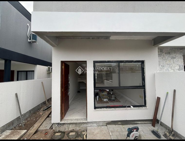 Casa no Bairro Campeche em Florianópolis com 3 Dormitórios (1 suíte) - 655892