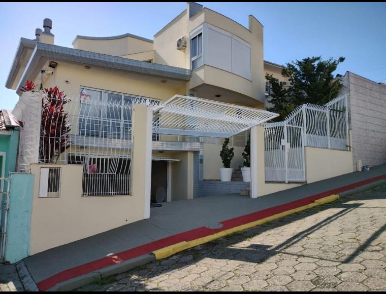 Casa no Bairro Capoeiras em Florianópolis com 3 Dormitórios (3 suítes) - C225
