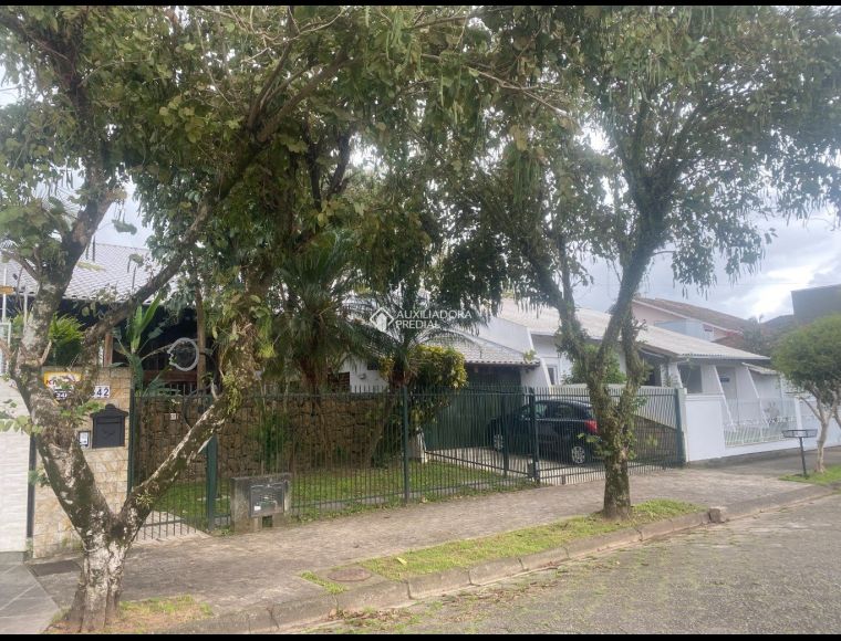 Casa no Bairro Córrego Grande em Florianópolis com 3 Dormitórios (1 suíte) - 388287