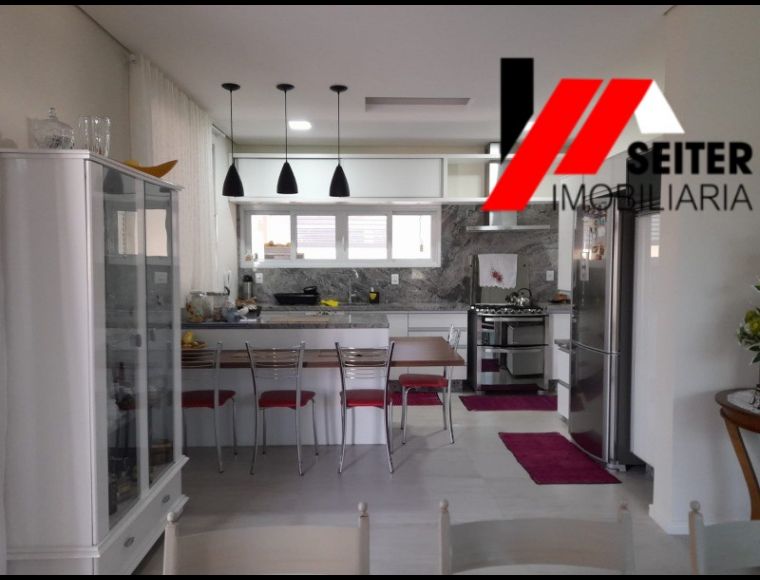 Casa no Bairro Córrego Grande em Florianópolis com 4 Dormitórios (1 suíte) e 202.84 m² - CA00219V