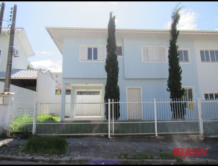 Casa no Bairro Córrego Grande em Florianópolis com 3 Dormitórios (1 suíte) e 120 m² - 83667
