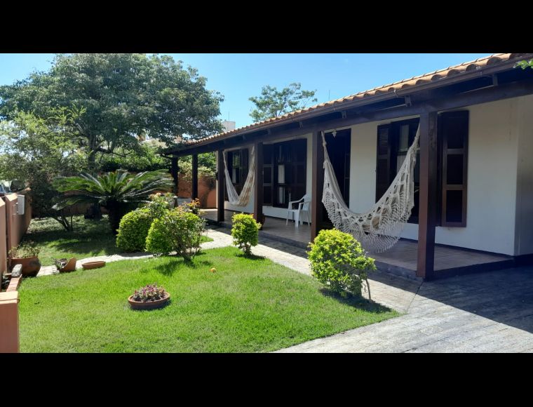 Casa no Bairro Ingleses em Florianópolis com 3 Dormitórios (1 suíte) - ref13