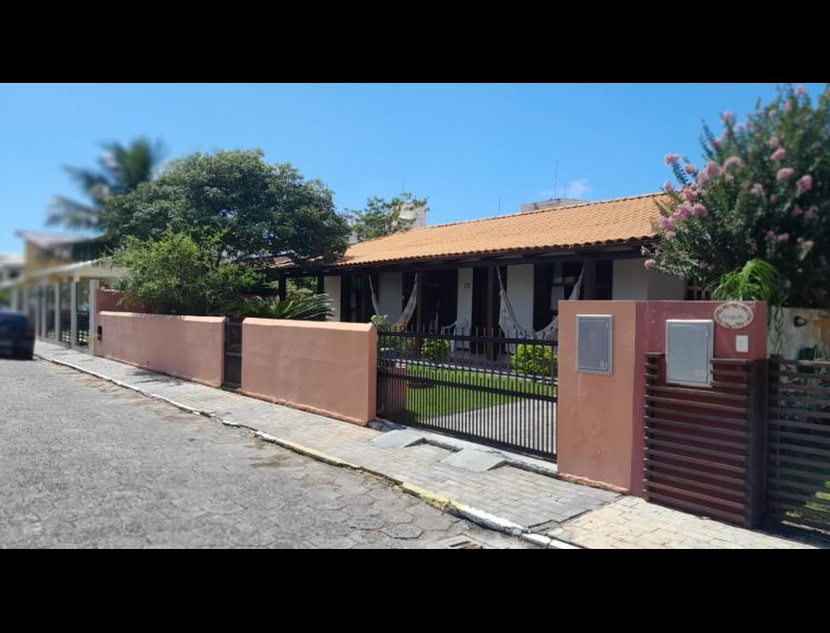 Casa no Bairro Ingleses em Florianópolis com 3 Dormitórios (1 suíte) - ref13