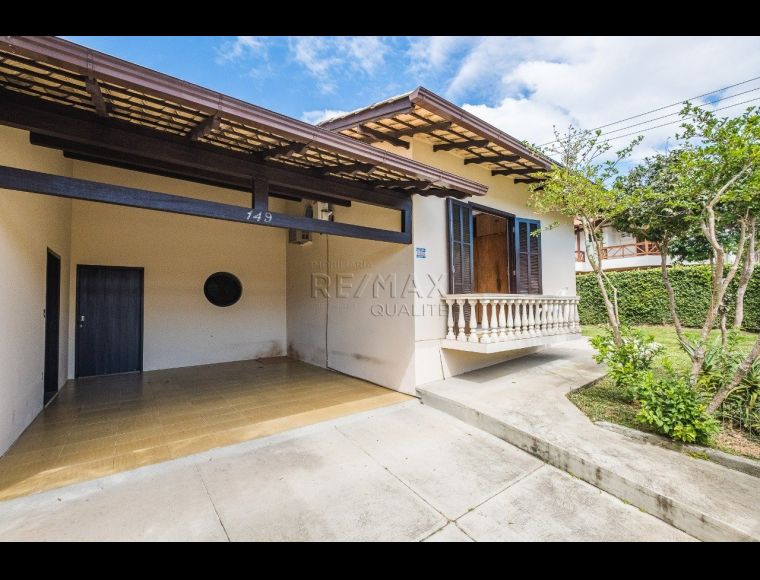 Casa no Bairro Itacorubí em Florianópolis com 4 Dormitórios (4 suítes) - RMX1101