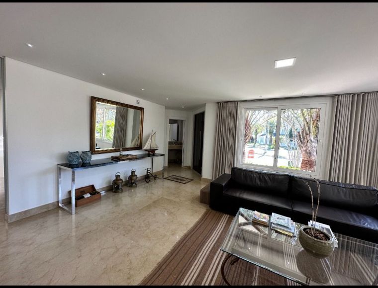 Casa no Bairro Jurerê Internacional em Florianópolis com 3 Dormitórios (3 suítes) e 288 m² - CA0244