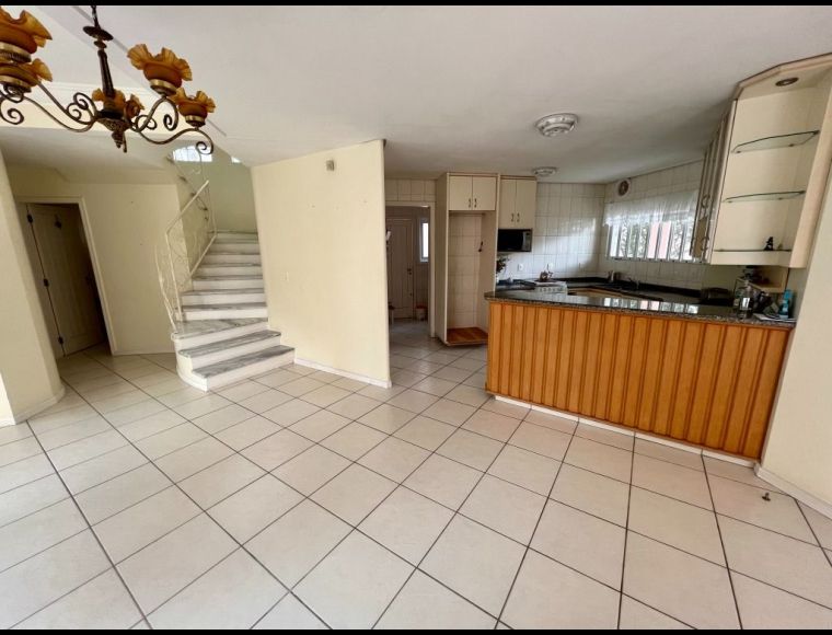 Casa no Bairro Jurerê Internacional em Florianópolis com 3 Dormitórios (1 suíte) e 200 m² - CA0255