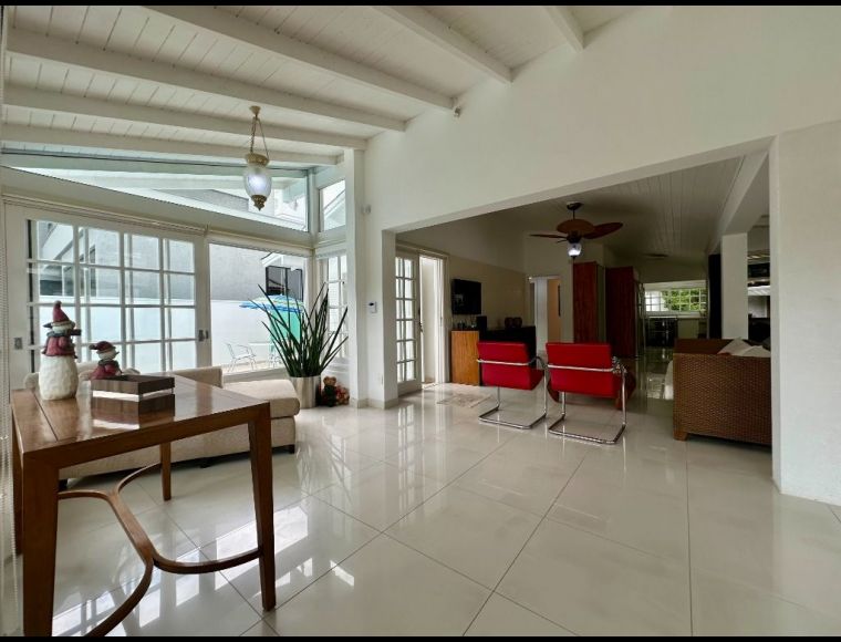 Casa no Bairro Jurerê Internacional em Florianópolis com 4 Dormitórios (4 suítes) e 350 m² - CA0284