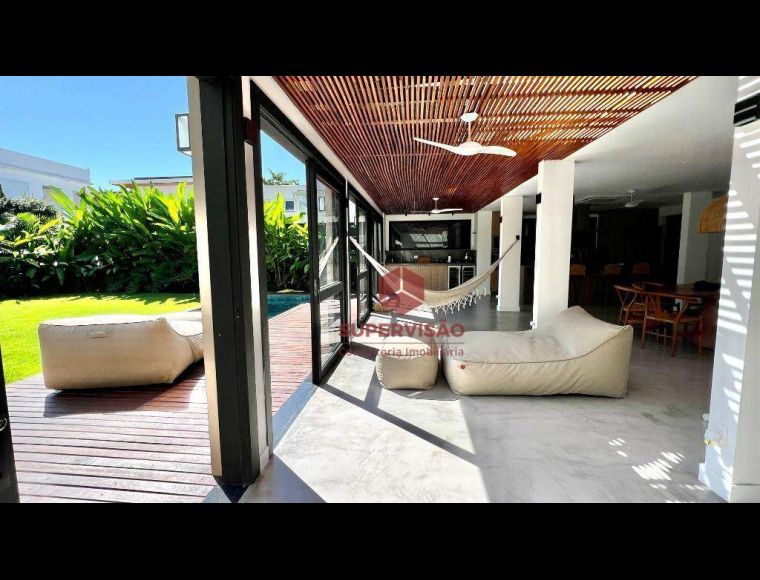 Casa no Bairro Jurerê Internacional em Florianópolis com 4 Dormitórios (4 suítes) e 350 m² - CA1106
