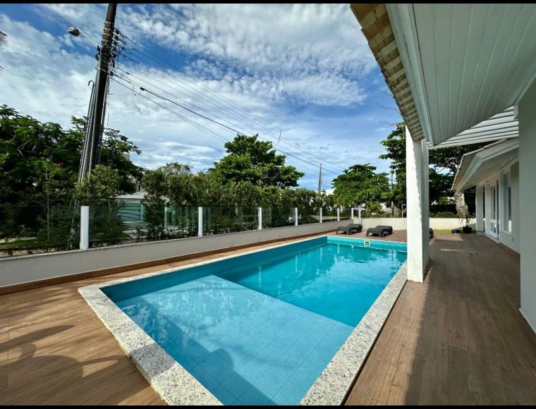 Casa no Bairro Jurerê Internacional em Florianópolis com 4 Dormitórios (2 suítes) - CA0299