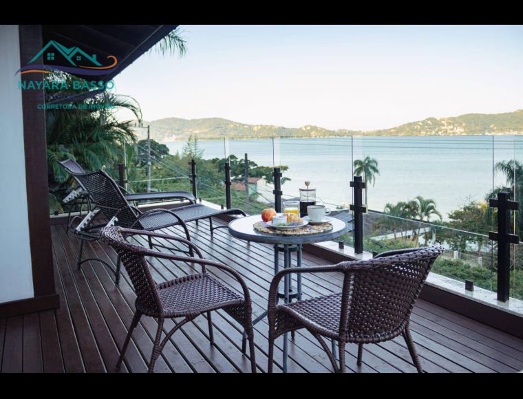 Casa no Bairro Lagoa da Conceição em Florianópolis com 3 Dormitórios (3 suítes) e 225 m² - CA0988