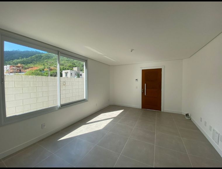 Casa no Bairro Saco Grande I em Florianópolis com 3 Dormitórios (1 suíte) - RMX1182