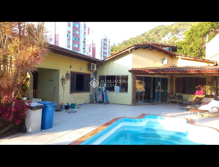 Casa no Bairro Saco Grande I em Florianópolis com 4 Dormitórios (1 suíte) - 461237
