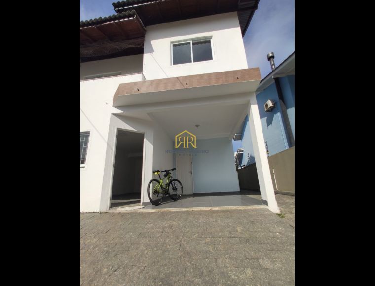 Casa no Bairro Santa Mônica em Florianópolis com 3 Dormitórios (1 suíte) - C161
