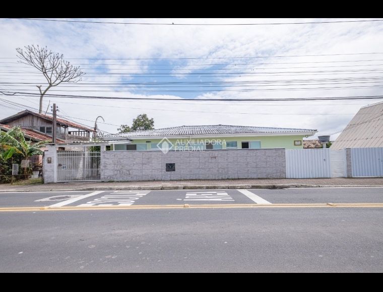 Casa no Bairro Tapera da Base em Florianópolis com 5 Dormitórios (3 suítes) - 469005