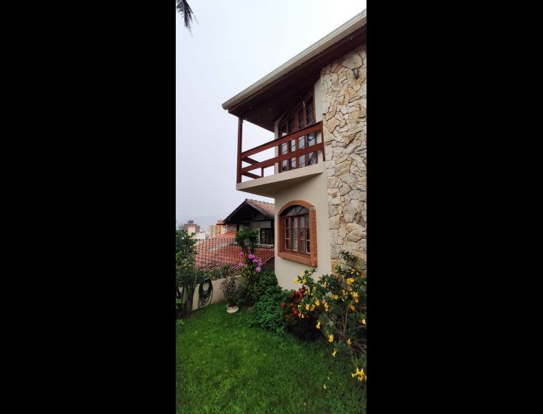 Casa no Bairro Trindade em Florianópolis com 4 Dormitórios (1 suíte) - C142