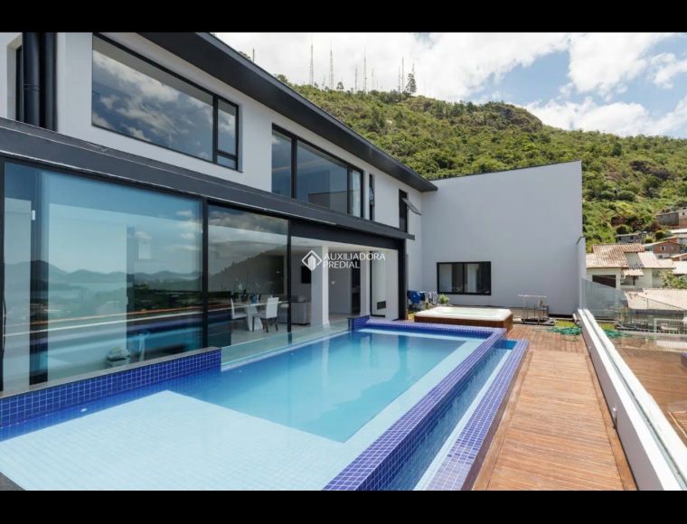Casa no Bairro Trindade em Florianópolis com 4 Dormitórios (1 suíte) - 413068