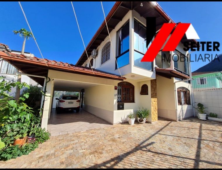Casa no Bairro Trindade em Florianópolis com 4 Dormitórios (1 suíte) e 200 m² - CA00192V