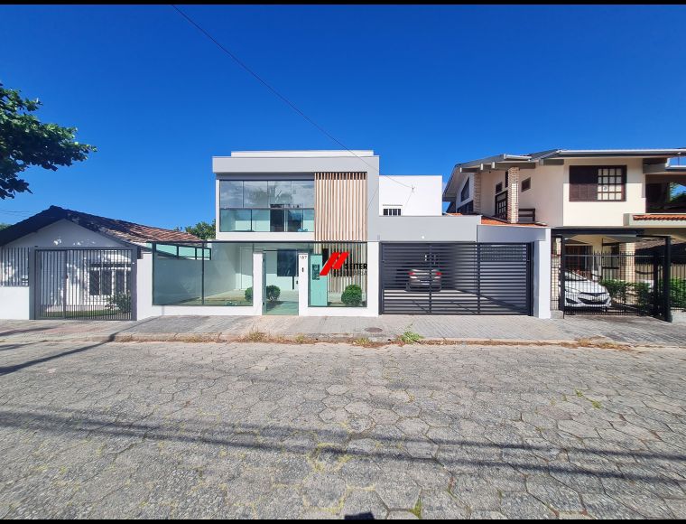 Casa no Bairro Trindade em Florianópolis com 4 Dormitórios (1 suíte) e 345 m² - CA00043V