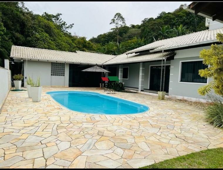 Casa no Bairro Gasparinho em Gaspar com 3 Dormitórios (1 suíte) - 3200