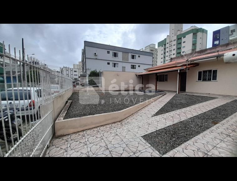 Casa no Bairro Centro em Itajaí com 2 Dormitórios e 208 m² - 2204
