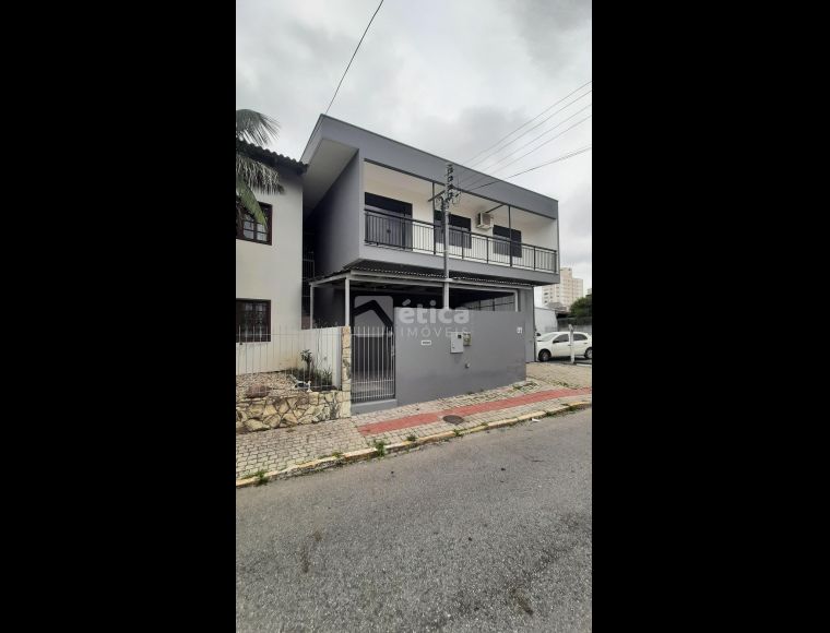 Casa no Bairro Centro em Itajaí com 3 Dormitórios (1 suíte) e 140 m² - 2249