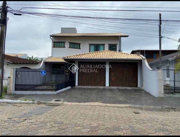 Casa no Bairro São João em Itajaí com 4 Dormitórios (1 suíte) - 363728