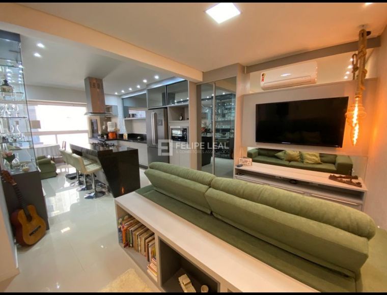 Apartamento no Bairro Tabuleiro das Oliveiras em Itapema com 2 Dormitórios (1 suíte) e 70 m² - 21332