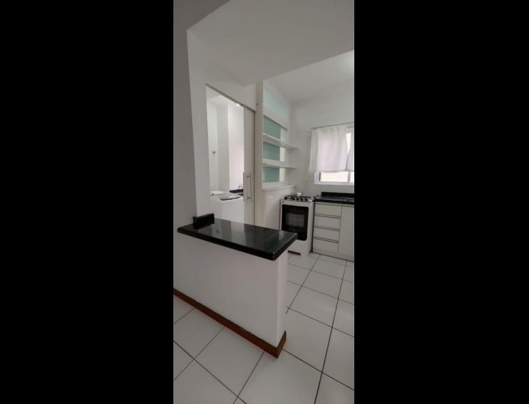 Apartamento no Bairro Costa e Silva em Joinville com 2 Dormitórios e 80 m² - LA13