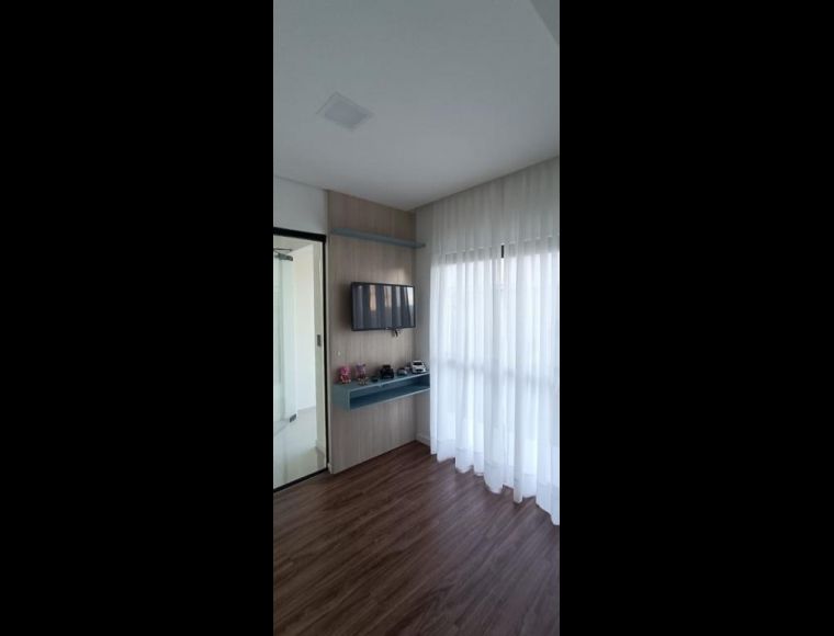 Apartamento no Bairro Glória em Joinville com 3 Dormitórios (1 suíte) e 79 m² - LA18