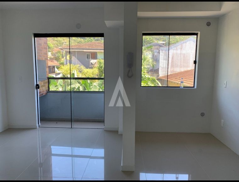 Apartamento no Bairro Iririú em Joinville com 2 Dormitórios (1 suíte) - 25665