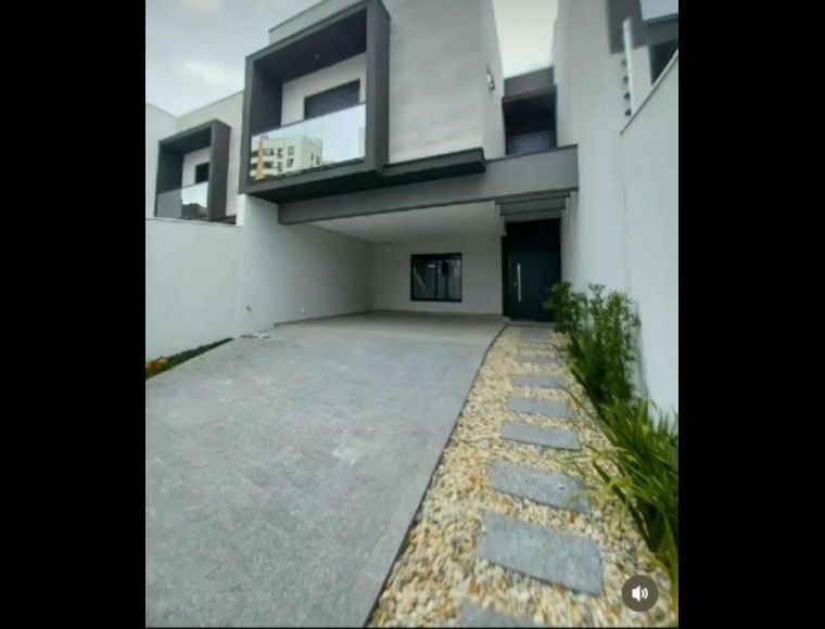 Casa no Bairro América em Joinville com 3 Dormitórios (3 suítes) e 150 m² - 2512