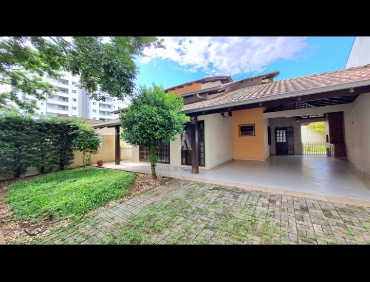 Casa no Bairro América em Joinville com 4 Dormitórios (1 suíte) e 218 m² - 11035.001