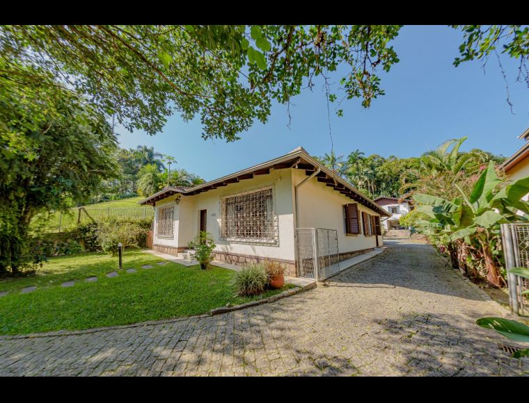 Casa no Bairro América em Joinville com 3 Dormitórios (1 suíte) - DI107