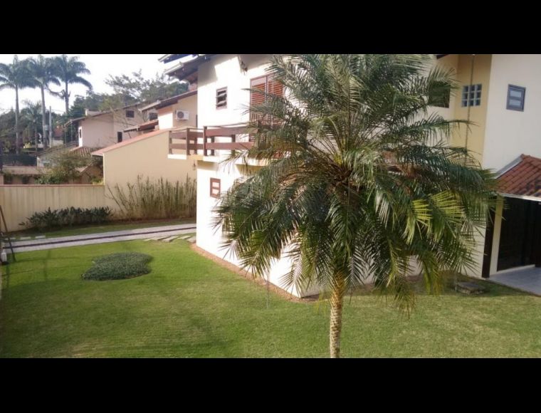 Casa no Bairro América em Joinville com 4 Dormitórios (2 suítes) - KR672