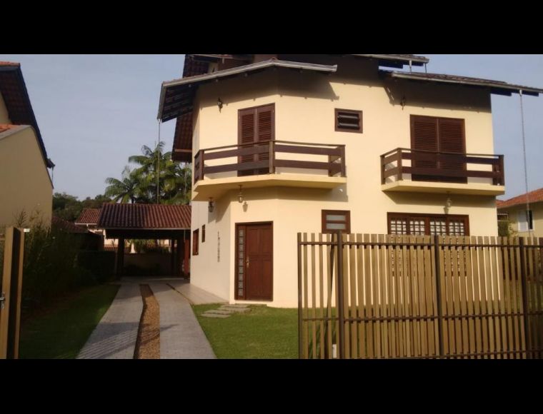 Casa no Bairro América em Joinville com 4 Dormitórios (2 suítes) - KR672