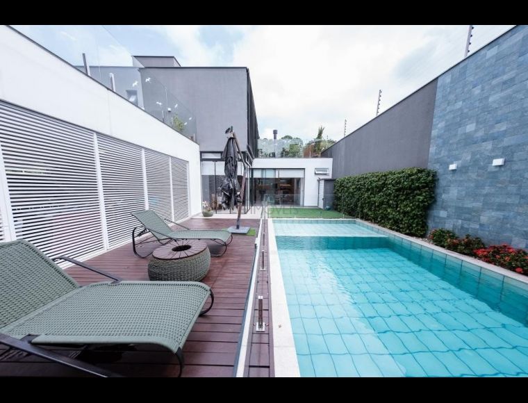 Casa no Bairro América em Joinville com 3 Dormitórios (3 suítes) e 274 m² - LG9326