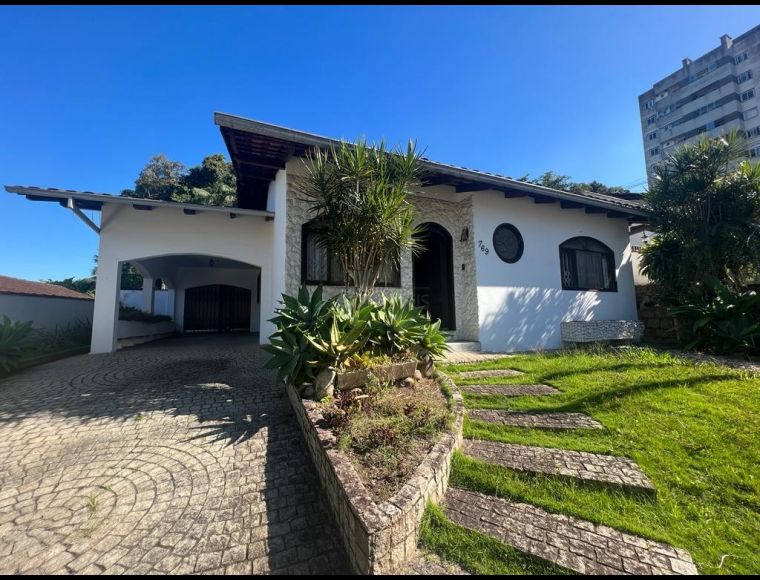 Casa no Bairro Anita Garibaldi em Joinville com 3 Dormitórios - LG8854